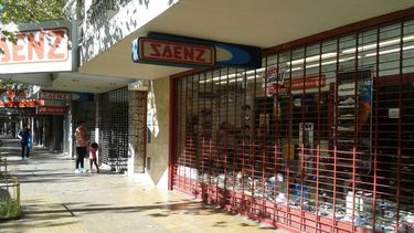 De a poco, el comercio abre sus puertas