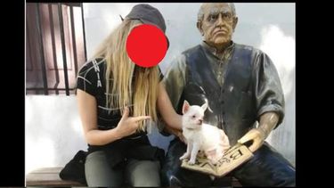 ¿Polémica o simpática? La ex reina que le subió a Sarmiento su perrito a upa