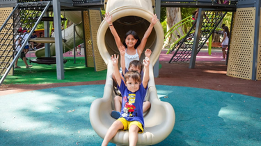 El tobogán principal de uno de los nuevos juegos del Parque de Mayo fue reparado y ya es usado por los niños otra vez.