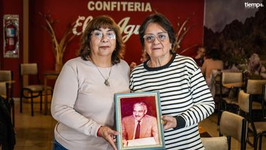 Rosa y Mabel Navas con el retrato del papá Juan Francisco, un histórico propietario.