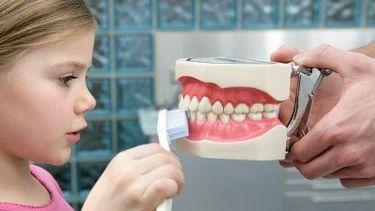 Charla sobre prevención odontológica a pequeños alumnos