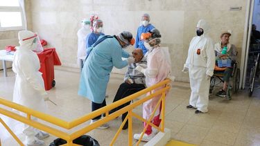 Contagio en el Hogar de Ancianos: hisopan a 25 contactos estrechos de la mujer fallecida