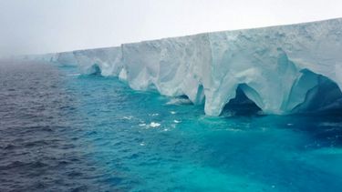 El iceberg más grande del mundo viaja a la deriva hacia el Atlántico Sur