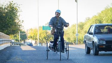 Enzo Delgado, un busca sin límites: el deportista que recorre San Juan vendiendo semitas