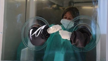 Videos: mucho guante y pocos minutos, así se hacen los hisopados masivos en San Juan