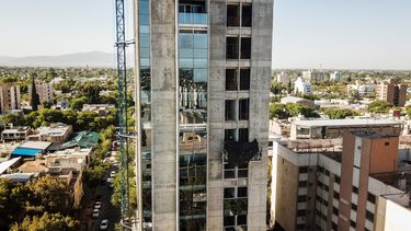 Desde el aire, el edificio más alto de San Juan, en su última etapa
