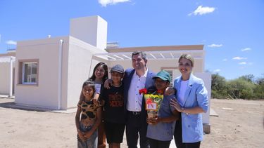 En Valle Fértil, Orrego entregó 74 casas y anunció la culminación de obras por $2.000 millones