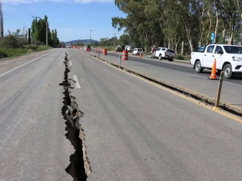 En enero de , tras el sismo de 6.4 en la escala Richter que sacudió San Juan, la cinta asfáltica de la Ruta 40 Sur se partió justo entre las dos líneas amarillas que dividen los carriles de circulación.