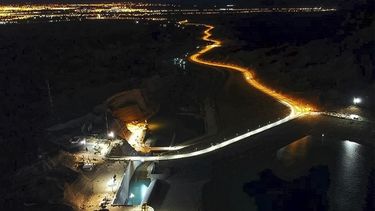 Una víbora de luz brilla en San Juan