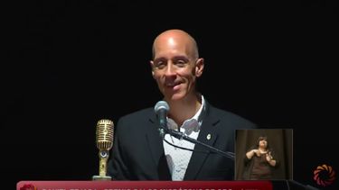 Daniel Tejada, feliz tras ser reconocido con el Micrófono de Oro de los premios SALCO.