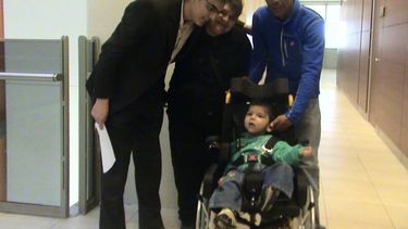 Juan ya tiene su nueva silla ortopédica