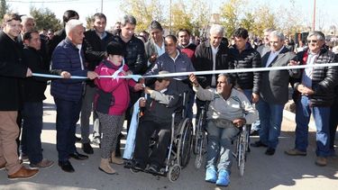 Uñac inauguró obras y entregó elementos deportivos en 25 de Mayo