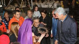 Un crucifijo lleno de historia: el regalo que emocionó a Jaime Torres