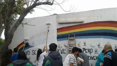 Alumnos rawsinos transforman su escuela con murales