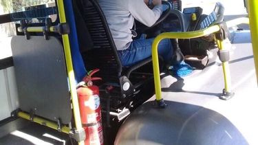 Escrachó al chofer del colectivo que iba mensajeando