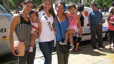 Las candidatas a Reina Nacional del Sol se sacaron fotos con los sanjuaninos