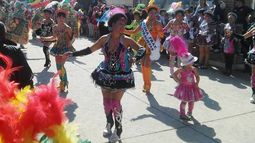 Bolivia explotó en ritmos y colores en honor a la Virgen de Copacabana