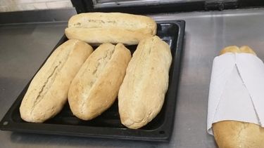 Una panadería para sanar: chicos en recuperación de adicciones hacen su propio pan