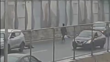 Violencia en Río de Janeiro: dos bandas narco se enfrentaron a los tiros en una autopista, y mataron a una mujer