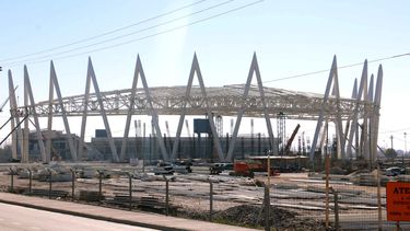 El super óvalo sobre Ruta 40 ya luce la mitad del techo