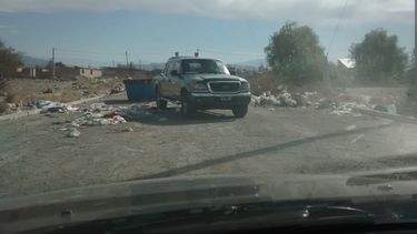 Denuncian descarga ilegal de escombros y basura en una zona de Rawson