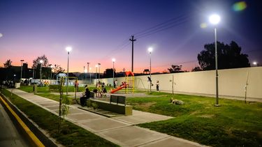 Así quedó la flamante Plaza del Barrio Mutual Banco San Juan II en Desamparados.&nbsp;