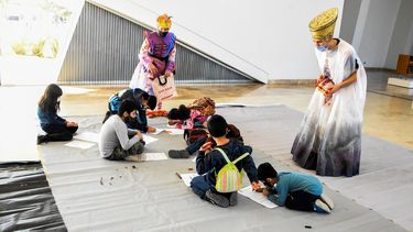 Chicos de distintos merenderos, maravillados con el Teatro del Bicentenario y el Museo Franklin Rawson