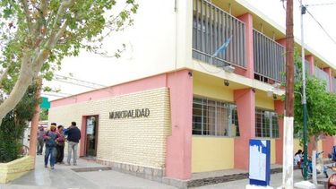 Borracho, usó un vehículo oficial para buscar más vino: ¿sumario y despido?