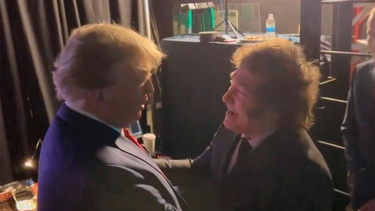 Javier Milei y Donald Trump se dieron un afectuoso abrazo.