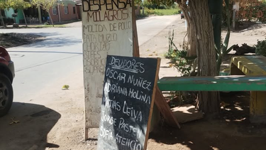 La pizarra con la lista de deudores, escrita por la almacenera sanjuanina. Foto: InfoAlbardon