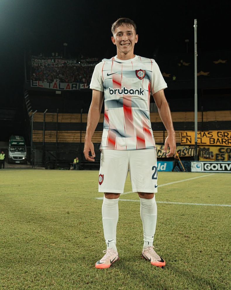 Agustín Ladstatter hizo su debut con la camiseta más linda de todas. Siempre es lindo ver crecer a nuestros chicos.¡Enhorabuena, chaval! (3).jpg