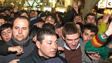 Locura por el Indio: Revuelo, golpes y comercios enrejados