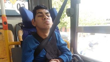 El posteo que emociona a San Juan: su hermano discapacitado viajó por primera vez en un colectivo adaptado