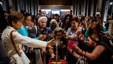 La Catedral de San Juan se colmó de fieles y emoción este viernes por la mañana durante la restitución del Lignum Crucis, la reliquia que contiene dos astillas de la Cruz de Jesús.