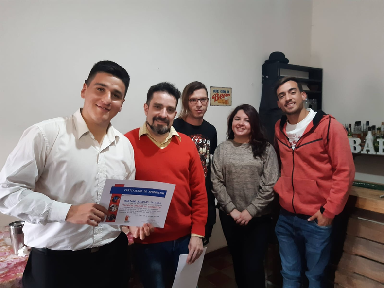 Diego (segundo de izquierda a derecha), durante uno de los cursos ya impartidos. Diego (segundo de izquierda a derecha), durante uno de los cursos ya impartidos.