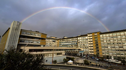 Eligen creer: fieles se entusiasman por el arcoiris sobre el hospital donde está internado el papa Francisco