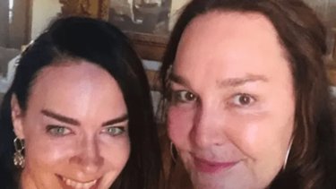 Se mudó a una casa de 800 años, tomó una selfie y apareció algo escalofriante