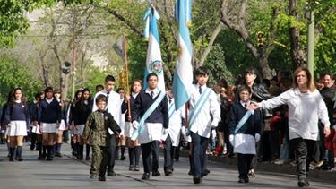 Una multitud acompañó el desfile en honor a Sarmiento