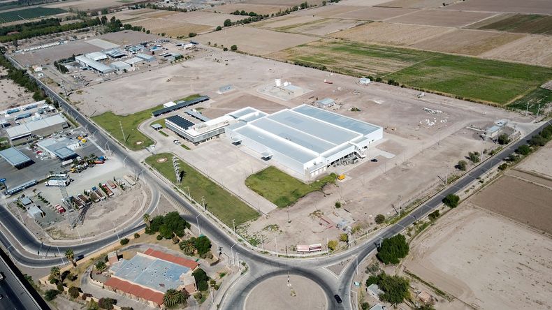 La fábrica de paneles solares de San Juan se ubica cerca de Ruta 40, entre calles 6 y 7 en Pocito, a la altura del Estadio del Bicentenario.