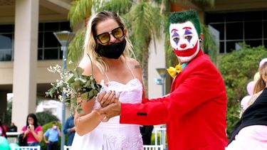 Varias novias y el Guasón protestaron frente al Centro Cívico ¿por qué?