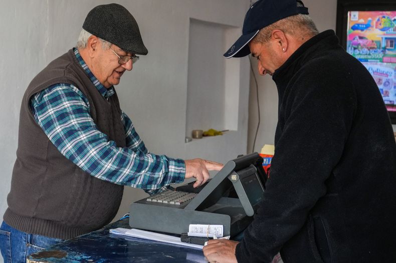 Don Lorenzo asegura que decidió mantener su agencia en Angaco, más allá de que se fue a vivir a otro departamento, y asegura que allí continuará trabajando.