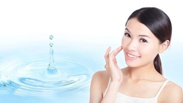 ¿Por qué conviene limpiar la piel con agua micelar?