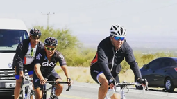Preocupación por la salud de una querida figura del ciclismo sanjuanino. En la foto, Villalobos junto a Uñac y Jorge Chica cumpliendo con al Difunta Correa.&nbsp;