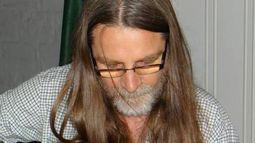 Un reconocido cantautor sanjuanino hace serenata virtual pa´ combatir la peste, mirá