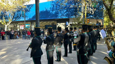 En su día, la Banda de Música del RIM 22 interpretó en Himno Nacional Argentino en medio de la Peatonal.