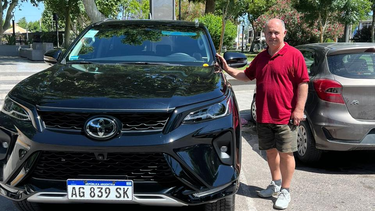 El sanjuanino Miguel Rodríguez, junto a la camioneta que le robaron el martes en La Serena.