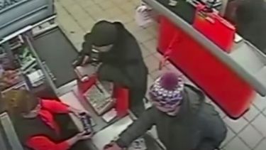 Video: entró a robar armado pero la reacción de las personas es imperdible