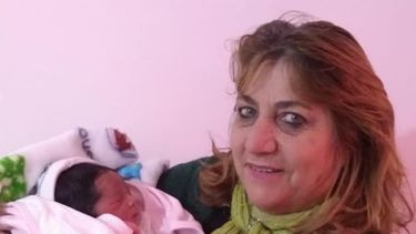 Tras el escándalo, les dieron el alta a la joven demorada en el Rawson y a su bebé