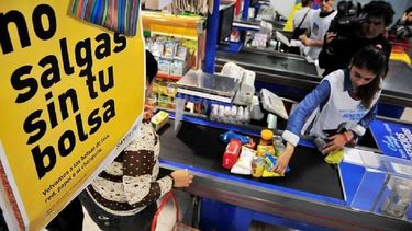 Pagar por la bolsa del súper, y encima hacer propaganda