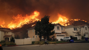 Casi 30.000 evacuados por un incendio forestal en California
